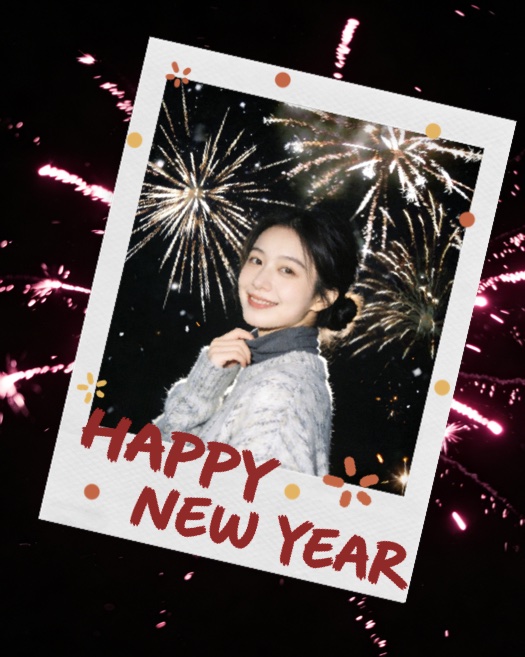 Un cadre photo de type Polaroid incliné avec l'inscription "HAPPY NEW YEAR" et des feux d'artifice en arrière-plan.