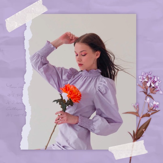 Zentrales Foto einer Frau im lila Kleid, umrahmt von zerrissenen Papierkanten, lila Blumenstickern und weißem Klebeband auf lila Hintergrund.