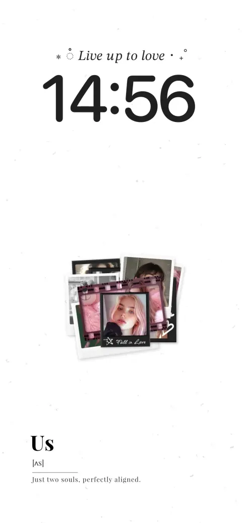 Modèle de fond d'écran animé blanc minimaliste avec un empilement central de photos polaroid personnalisables.