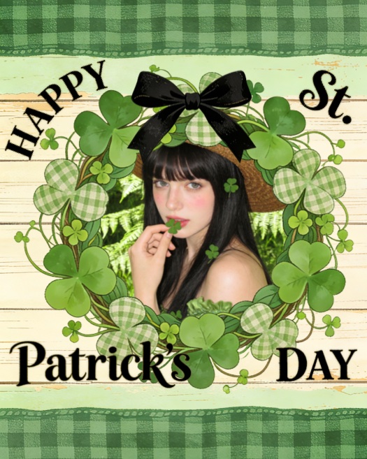 Fotocollage-Vorlage für St. Patrick's Day mit grünem Kleeblattkranz, schwarzer Schleife und Gingham-Muster auf rustikalem Holz.