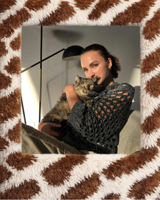 Ein quadratischer Fotorahmen mit einem braun-weiß gefleckten Giraffenmuster in flauschiger Kunstfell-Optik.