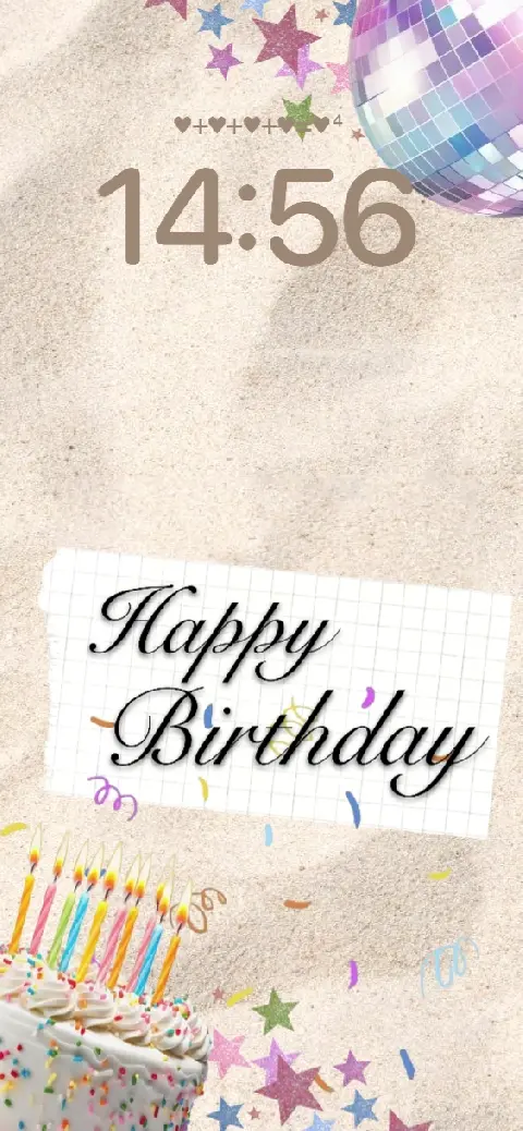 Plantilla de fondo de pantalla personalizable con tema de cumpleaños, incluyendo pastel, velas y una bola de discoteca sobre fondo de arena.