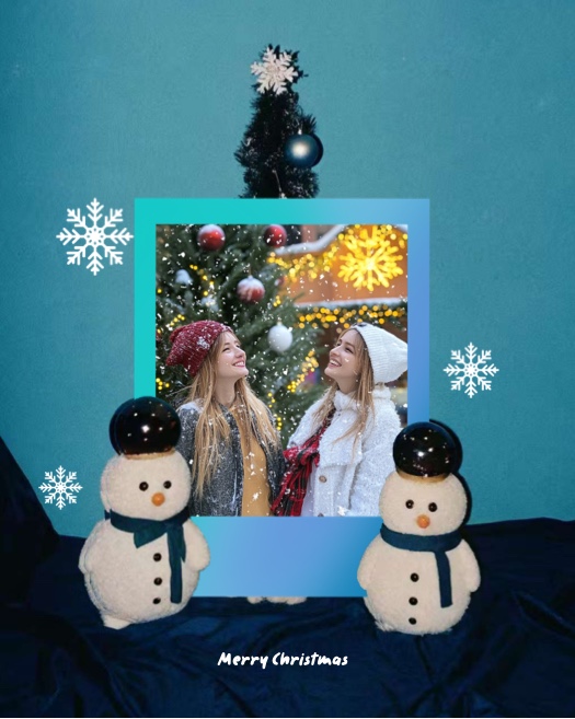 Plantilla de collage navideño con un marco central, dos muñecos de nieve de peluche y un pequeño árbol de Navidad decorado sobre un fondo azul cerceta.